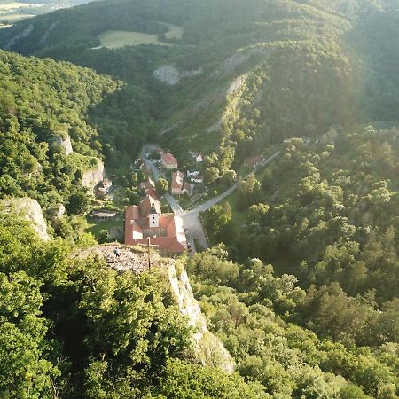 Hotel Obecna Skola Svatý Jan pod Skalou Exteriör bild
