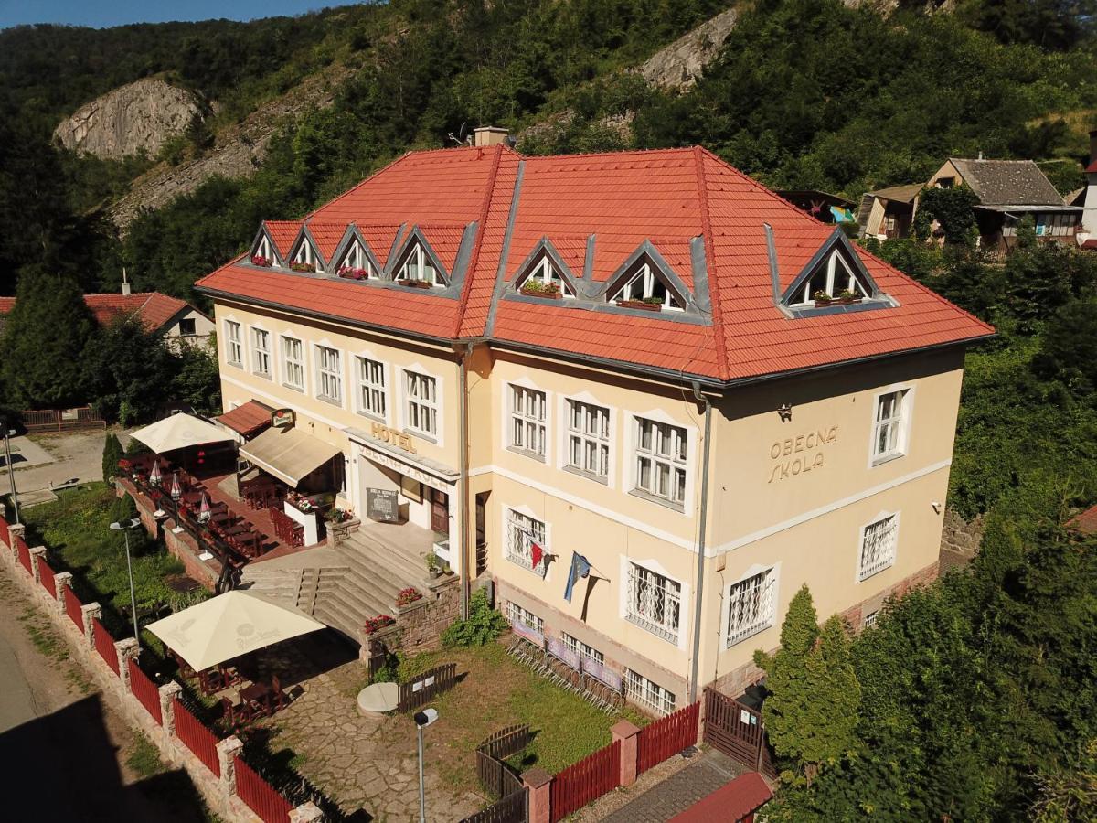 Hotel Obecna Skola Svatý Jan pod Skalou Exteriör bild