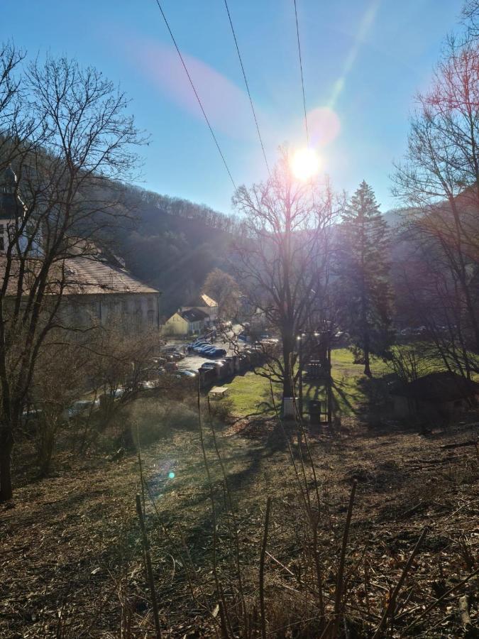 Hotel Obecna Skola Svatý Jan pod Skalou Exteriör bild