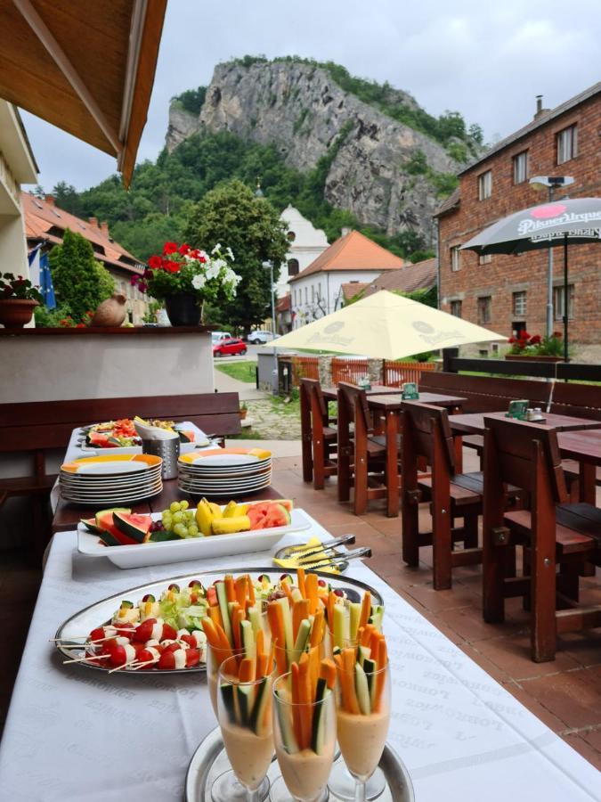 Hotel Obecna Skola Svatý Jan pod Skalou Exteriör bild
