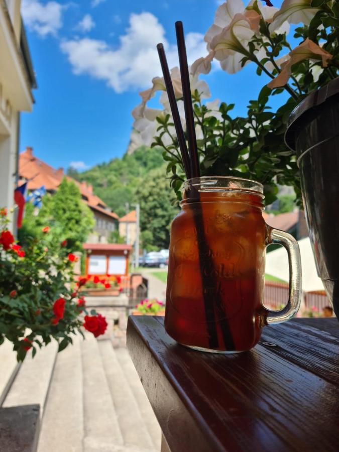 Hotel Obecna Skola Svatý Jan pod Skalou Exteriör bild