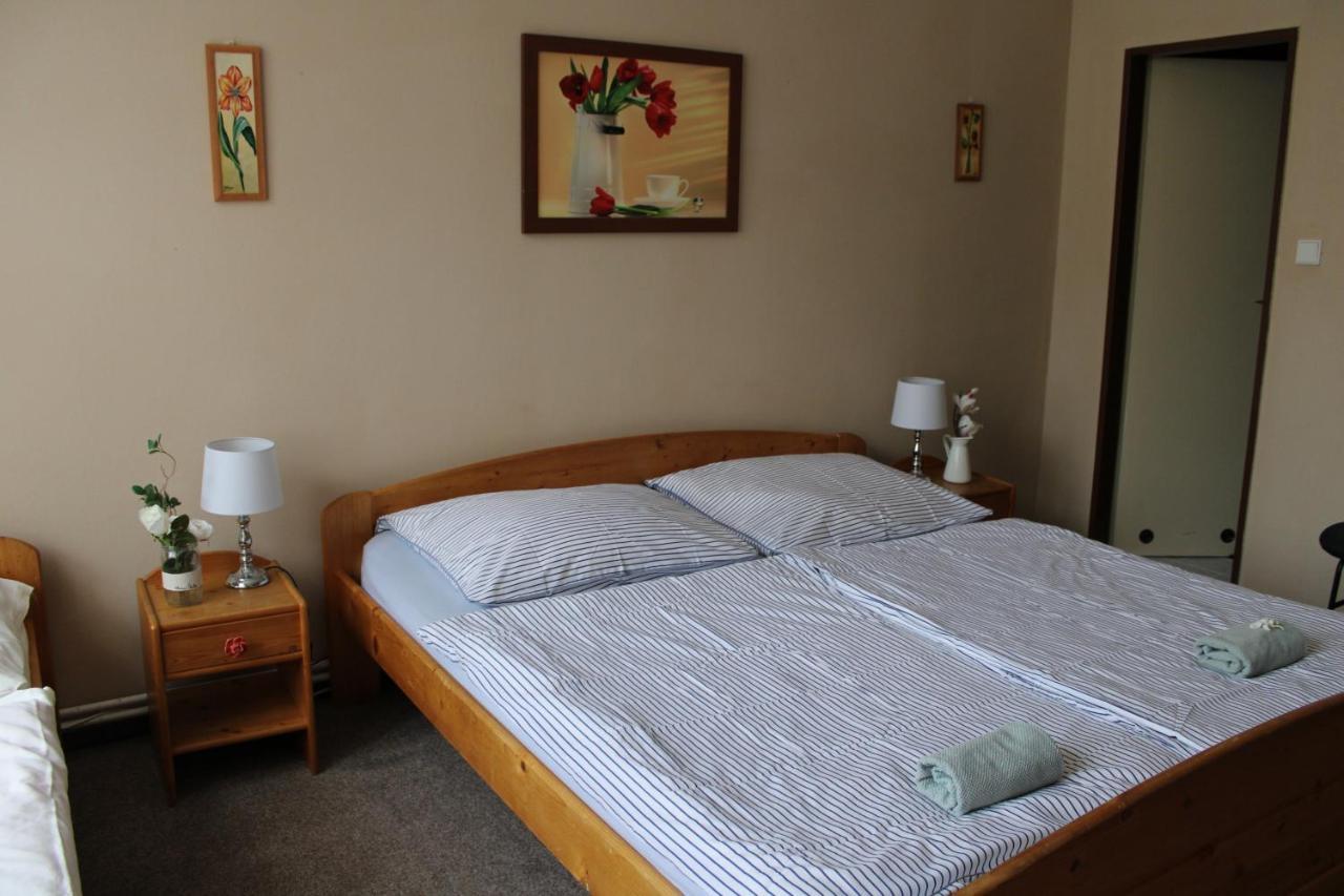 Hotel Obecna Skola Svatý Jan pod Skalou Exteriör bild