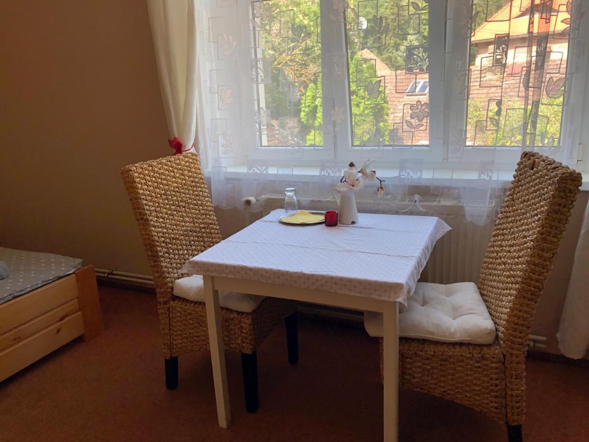 Hotel Obecna Skola Svatý Jan pod Skalou Exteriör bild
