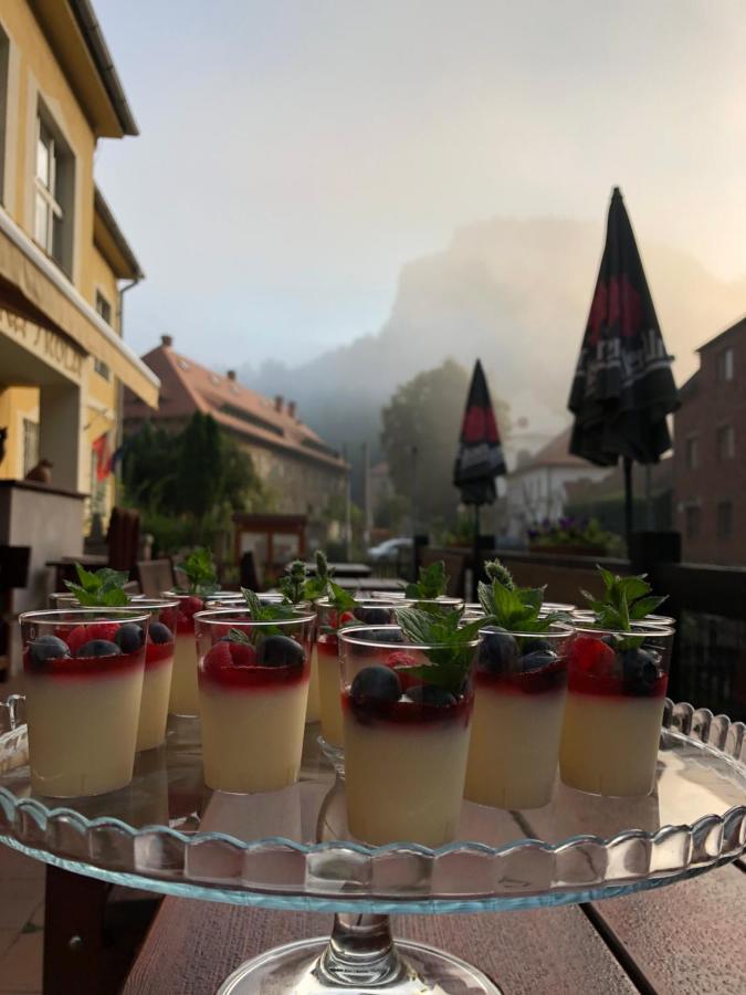 Hotel Obecna Skola Svatý Jan pod Skalou Exteriör bild