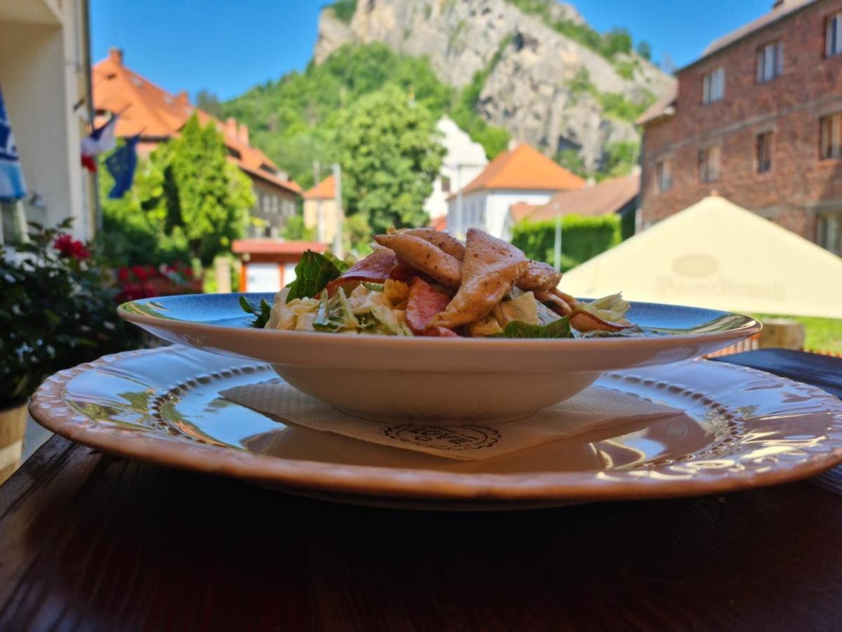 Hotel Obecna Skola Svatý Jan pod Skalou Exteriör bild