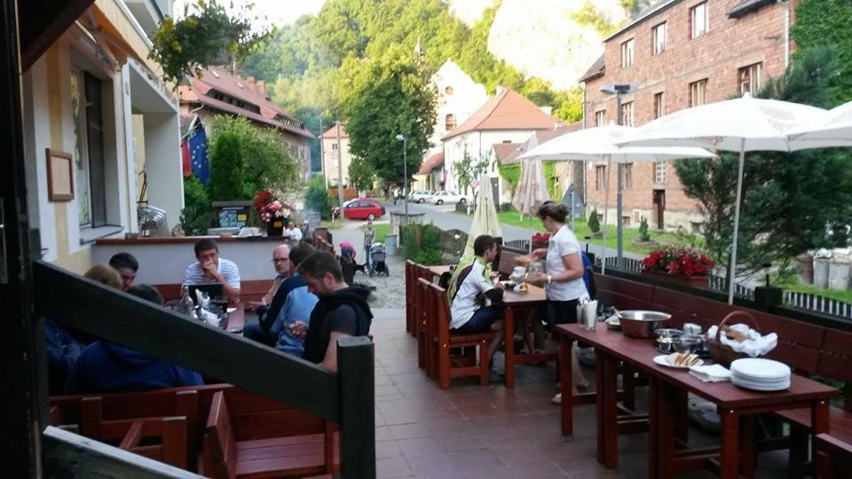 Hotel Obecna Skola Svatý Jan pod Skalou Exteriör bild